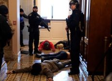 Imagem de Apoiadores de Trump invadem Congresso dos EUA e Mike Pence é retirado do Capitólio