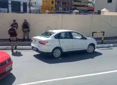 Imagem de Suspeito morre e outro fica ferido após roubo de carro no Costa Azul, em Salvador