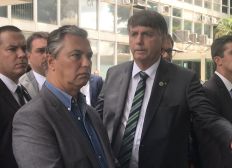 Imagem de Bolsonaro encerra entrevista ao ser perguntado sobre inquérito de Pazuello