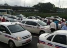 Imagem de Manifestação de taxistas segue da Rótula do Abacaxi em direção ao CAB