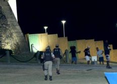 Imagem de Toque de recolher: PMs retiram pessoas da frente do Farol da Barra