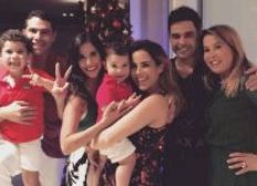 Imagem de Zezé e Zilu aparecem abraçados em foto de Natal da família Camargo