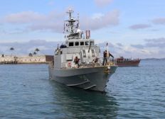 Imagem de Embarcação apreendida com toneladas de cigarro atraca escoltada no Porto de Salvador