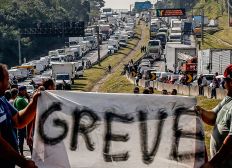 Imagem de Caminhoneiros voltam a falar em greve após nova alta do diesel