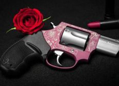 Imagem de Empresa lança revólver cor-de-rosa para mercado brasileiro no Dia da Mulher