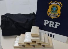 Imagem de PRF na Bahia apreende pasta base de cocaína escondida dentro de bagagem de passageira na BR 116