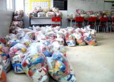 Imagem de Entrega de cestas a alunos municipais beneficia 25% das famílias em Salvador