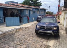 Imagem de Natal: Bandidos armados roubam vacinas contra a covid-19 de posto de saúde