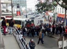 Imagem de Conquista: Estudantes protestam contra tarifa de ônibus e picham prefeitura
