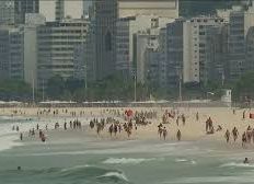 Imagem de Cariocas ignoram medidas restritivas e ocupam as praias neste domingo