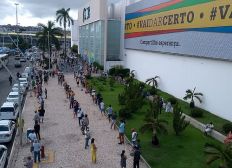 Imagem de Shoppings de Salvador têm longas filas de clientes em dia de reabertura