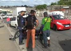 Imagem de Motociclista fica ferido após batida com carro em Salvador