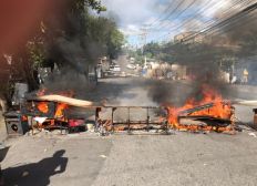Imagem de Moradores da Boca do Rio bloqueiam via em protesto contra tentativa de chacina 