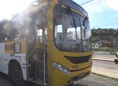 Imagem de Grupo armado assalta ônibus e leva pertences de passageiros em Salvador