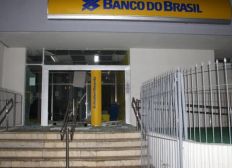 Imagem de Grupo armado faz reféns e explode agência bancária na Bahia