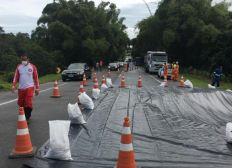 Imagem de Chuva destrói galeria na BA-099 e rodovia é interditada no trecho de Porto de Sauípe