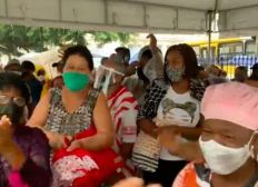Imagem de Segunda Dose: Idosos protestam após suspensão da aplicação da vacina em Salvador