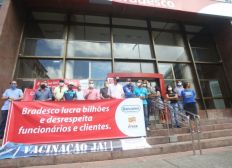 Imagem de Sindicato dos bancários realiza protesto em prol da vacinação