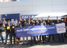 Imagem de Usando preto, bancários da Caixa Econômica realizam protesto em Salvador
