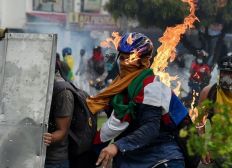Imagem de Mortes em protestos aumentam e Colômbia espera nova onda de covid-19