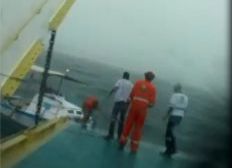 Imagem de Tripulantes são resgatados por ferry boat após embarcação parar em alto mar 