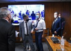 Imagem de Flávio Bolsonaro invade CPI da Covid e xinga Renan Calheiros: “se f…”