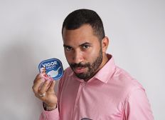 Imagem de Após sucesso no BBB, Gil vira 'Gil da Vigor' e estampa rosto em iogurte da marca
