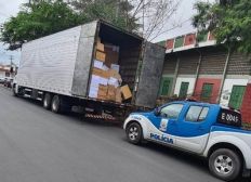 Imagem de Polícia intercepta caminhão com R$ 800 mil em produtos falsificados
