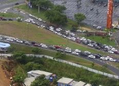 Imagem de   Motoristas por aplicativo bloqueiam pista em protesto na Avenida Paralela 