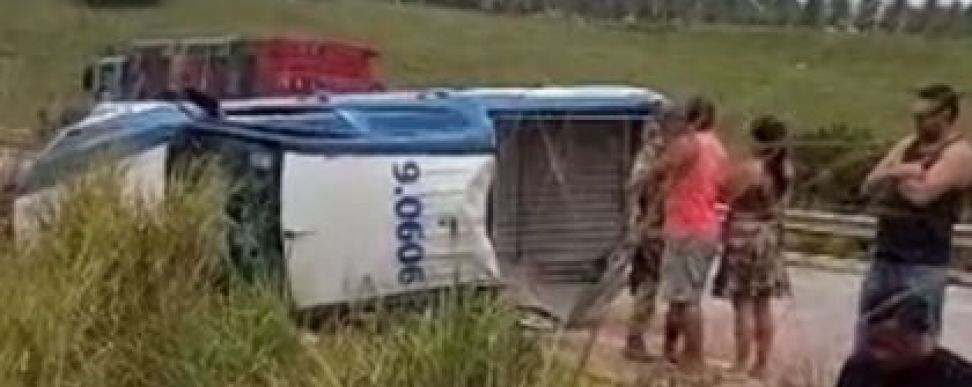 Imagem de Duas pessoas morreram após viatura da Polícia Militar capotar na BR-101 