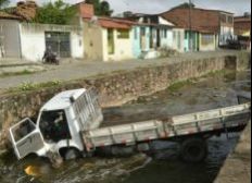 Imagem de Caminhão carregado de umbu cai em canal de esgoto em Feira de Santana