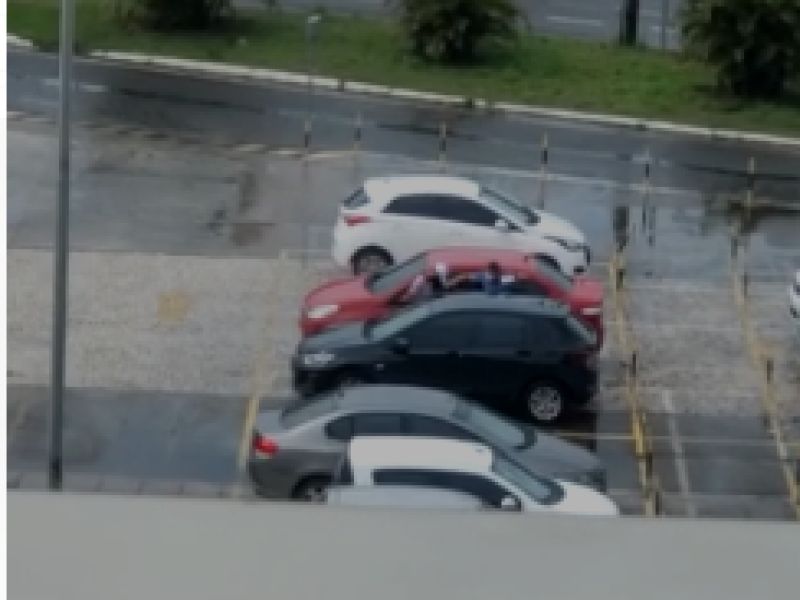 Imagem de    Funcionária flagra assalto no estacionamento do CAB; Veja vídeo