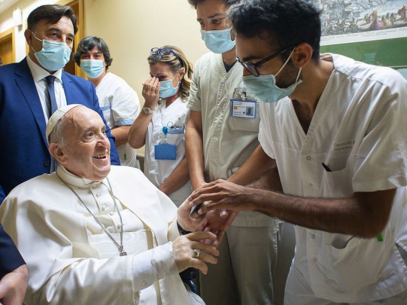 Imagem de Papa Francisco ficará no hospital por mais alguns dias, diz Vaticano