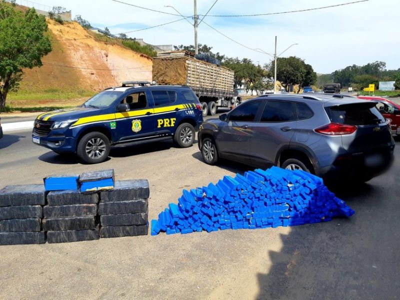 Imagem de PRF apreende aproximadamente 620 kg de maconha em veículo com placas falsas