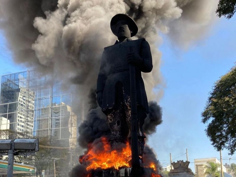 Imagem de Estátua do bandeirante Borba Gato é incendiada por manifestantes em São Paulo