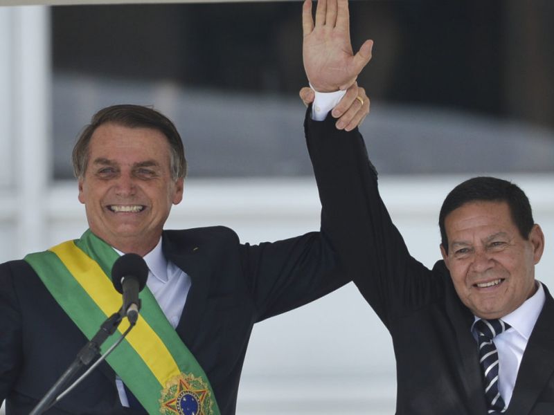 Imagem de Bolsonaro diz que Mourão "atrapalha um pouco"