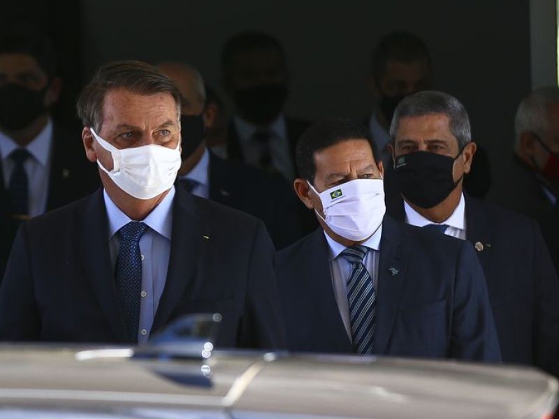 Imagem de "Sem comentários", rebate Mourão sobre crítica feita por Bolsonaro