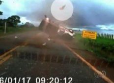 Imagem de Passageiro sobrevive a acidente após ser arremessado de caminhonete em Goiás