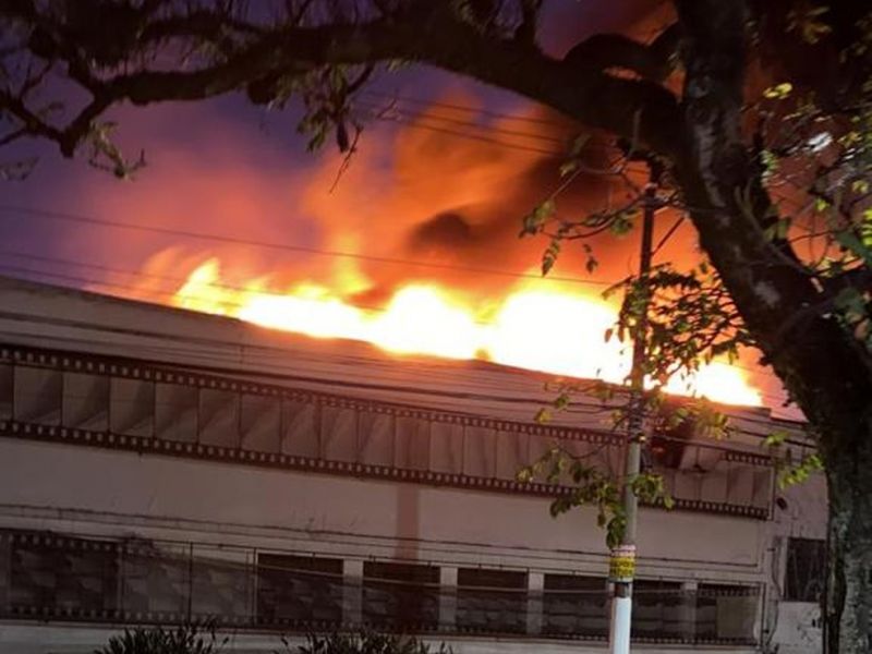 Imagem de Bombeiros debelam incêndio em galpão da Cinemateca Brasileira em São Paulo; secretário não se pronunciou ainda