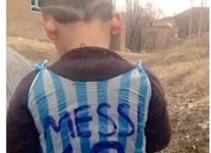 Imagem de Garoto cria camisa de Lionel Messi com saco plástico e foto viraliza
