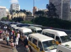 Imagem de Motoristas de van escolar protestam contra mudança na forma de contratação em SP