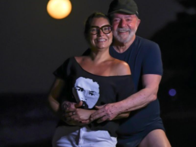 Imagem de Lula surge de sunga ao lado da noiva durante 'banho de lua' no Ceará