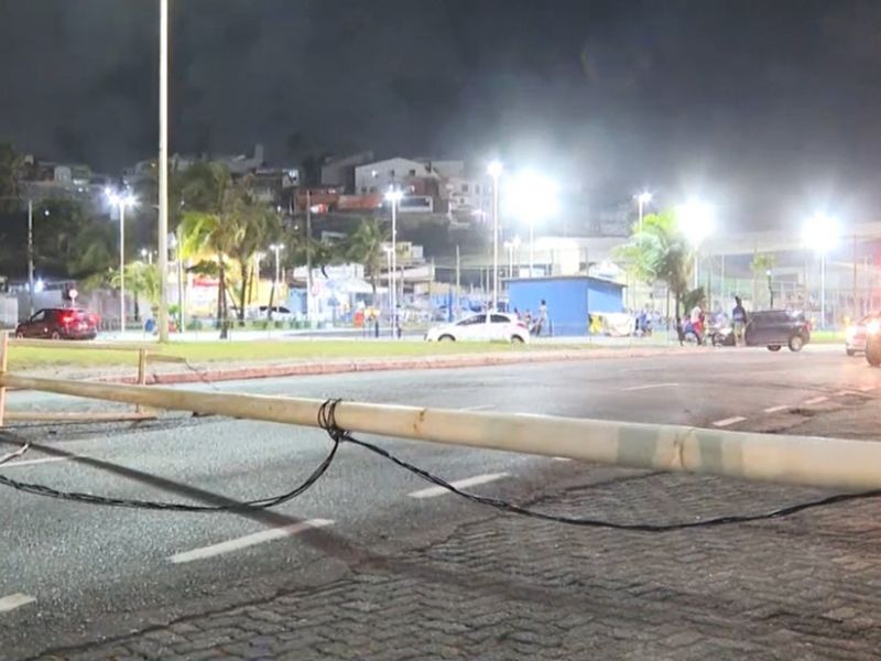 Imagem de Acidente deixa três feridos e poste caído  na orla de Salvador