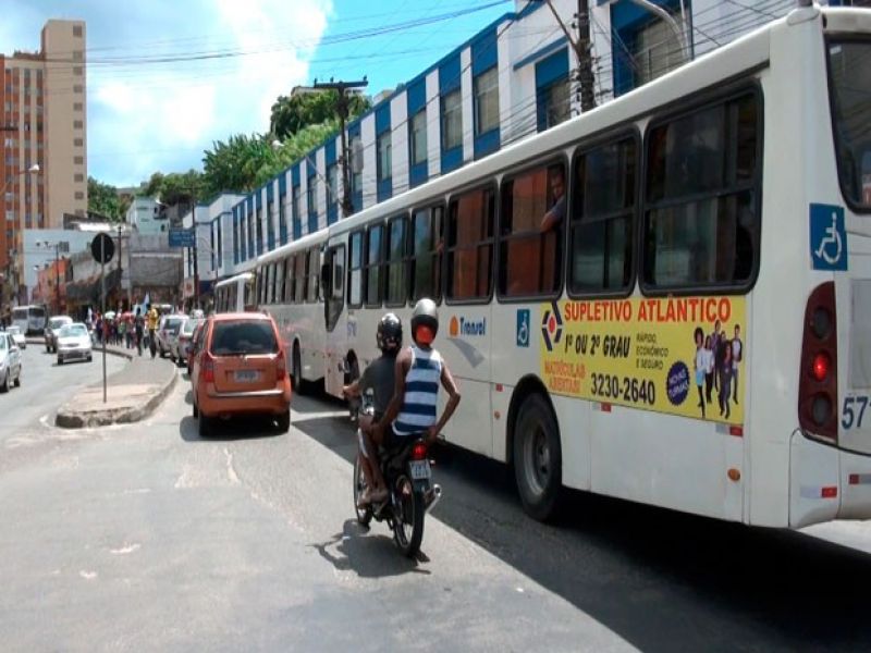 Imagem de Após morte de jovens, moradores protestam e ônibus param de circulam na Barroquinha