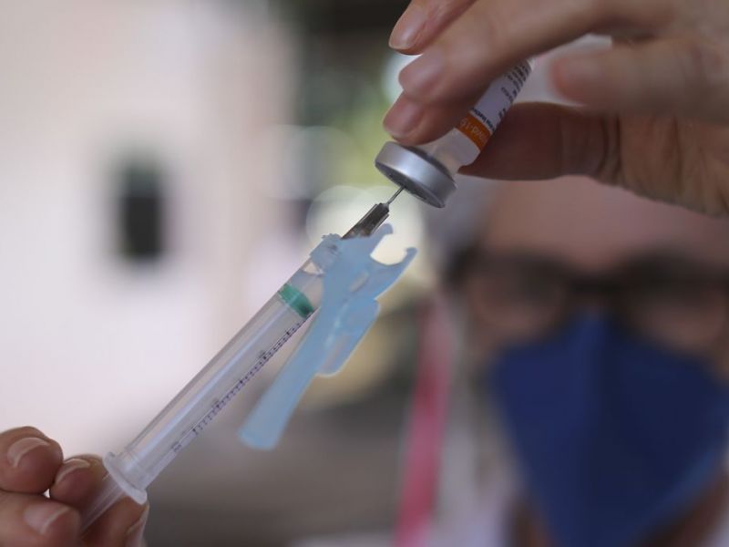Imagem de 100 milhões de vacinas contra Covid paradas expiram até dezembro