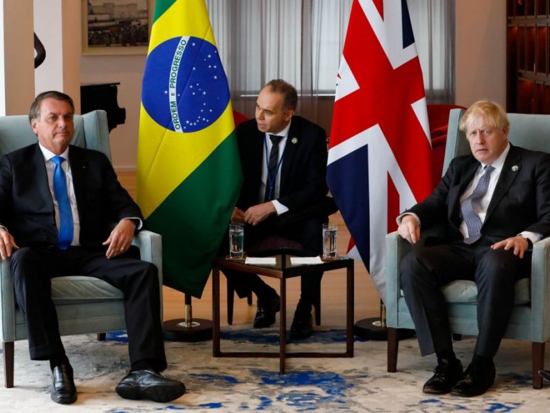 Imagem de Boris Johnson recomenda imunizante da AstraZeneca para Bolsonaro e presidente diz que ainda não se vacinou