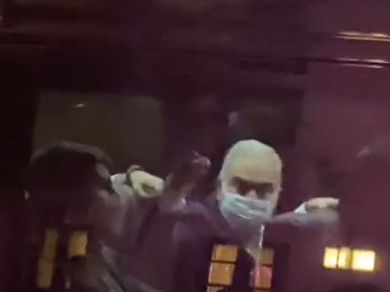 Imagem de Veja vídeo: ministro da Saúde mostra dedo do meio a manifestantes 