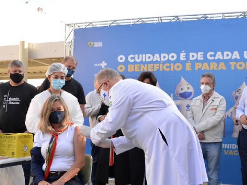 Imagem de Brasil ultrapassa 50% da população adulta vacinada com as duas doses