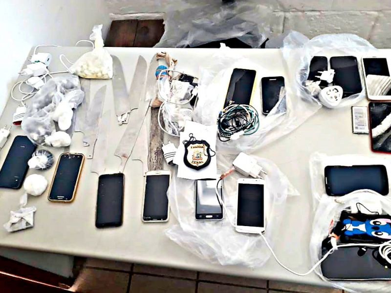 Imagem de Armas brancas e 14 celulares são apreendidos em presídio
