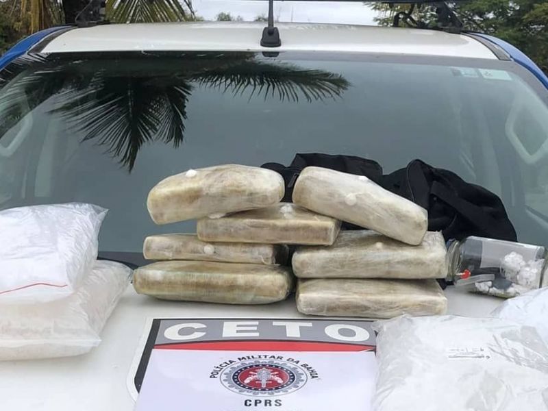 Imagem de Suspeitos de tráfico fogem da PM e abandonam 7 kg de cocaína
